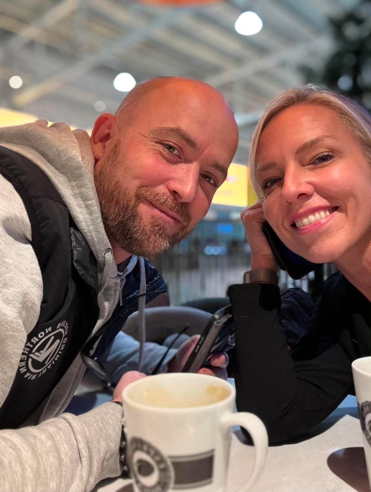 Paulina och Magnus vinkar glatt